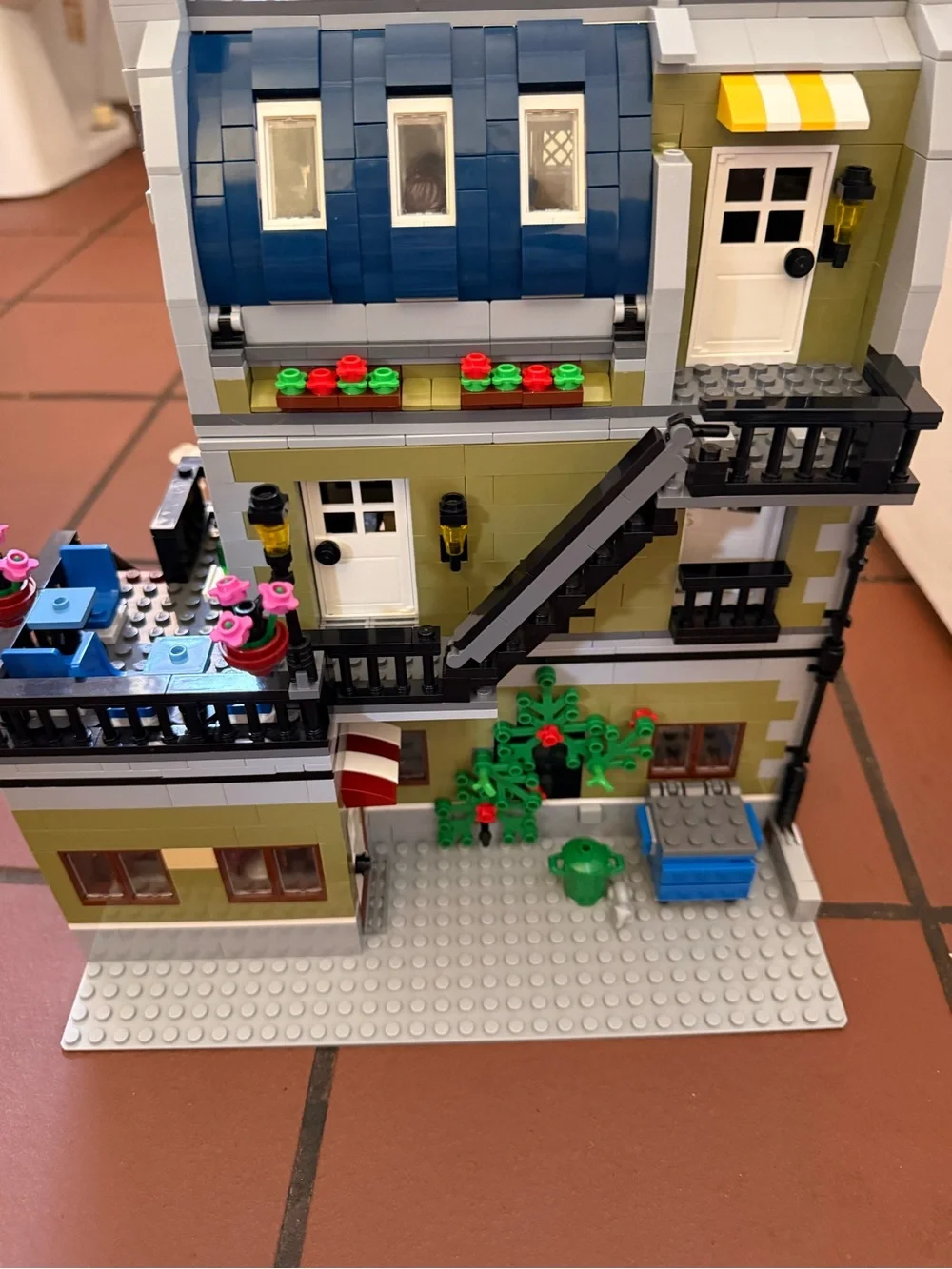 LEGO Creator Expert Parisian Restaurant Modular Building - Blue and White